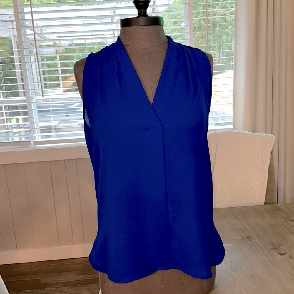 Vince Camuto sleeveless blouse 💙